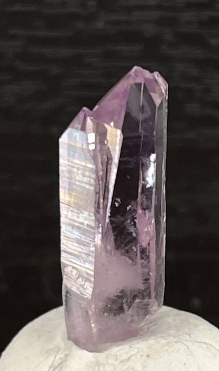 雨塚山産　紫水晶結晶原石　平行連晶　透明度高　濃い色合い　トップの傷が少なく綺麗　大きさ22×7×5(mm)