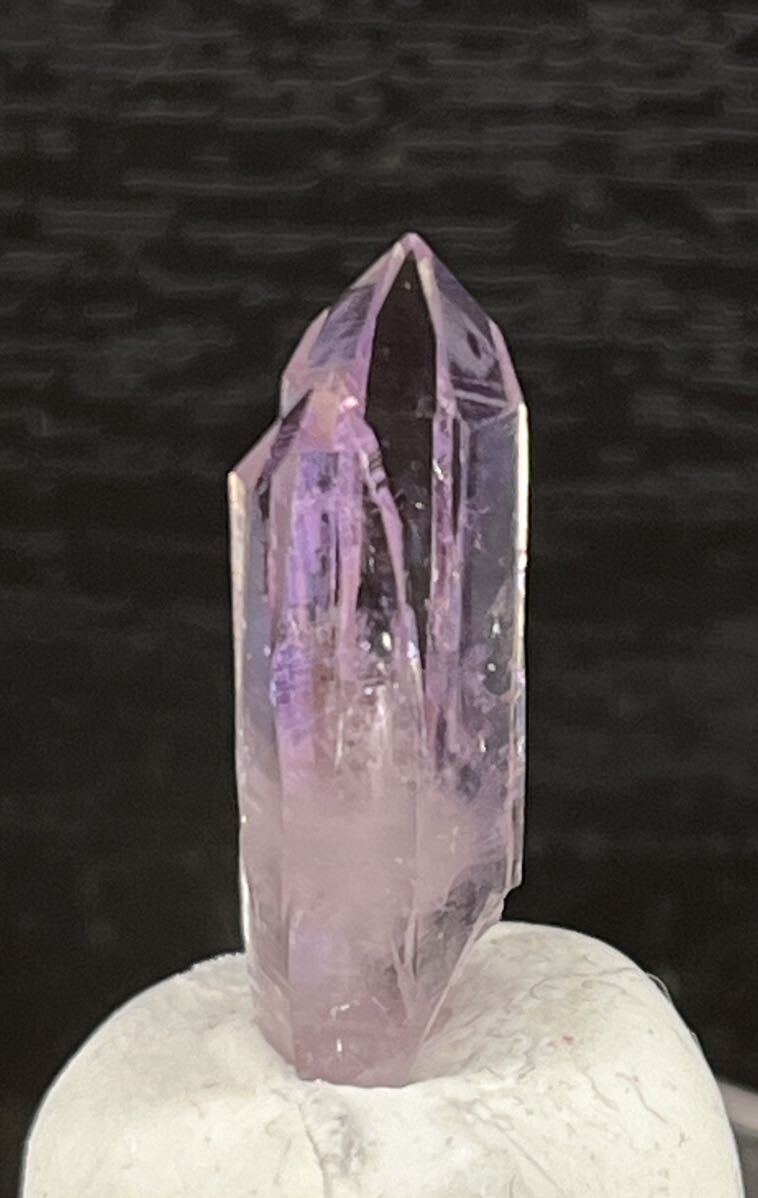雨塚山産 紫水晶結晶原石 平行連晶 透明度高 濃い色合い トップの傷が少なく綺麗 大きさ22×7×5(mm)の画像7