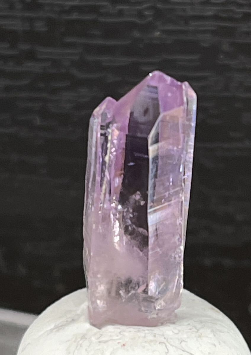 雨塚山産 紫水晶結晶原石 平行連晶 透明度高 濃い色合い トップの傷が少なく綺麗 大きさ22×7×5(mm)の画像3