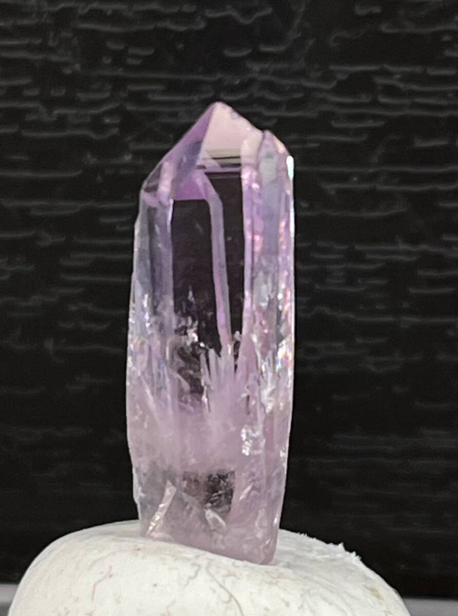 雨塚山産 紫水晶結晶原石 平行連晶 透明度高 濃い色合い トップの傷が少なく綺麗 大きさ22×7×5(mm)の画像1