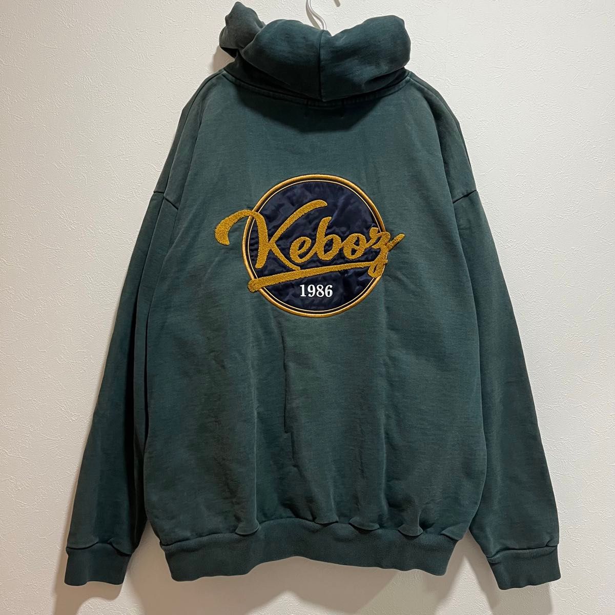 訳あり】Keboz ケボズ フリークスストア コラボ パーカー XL 訳あり】Keboz ケボズ フリークスストア コラボ パーカー XL