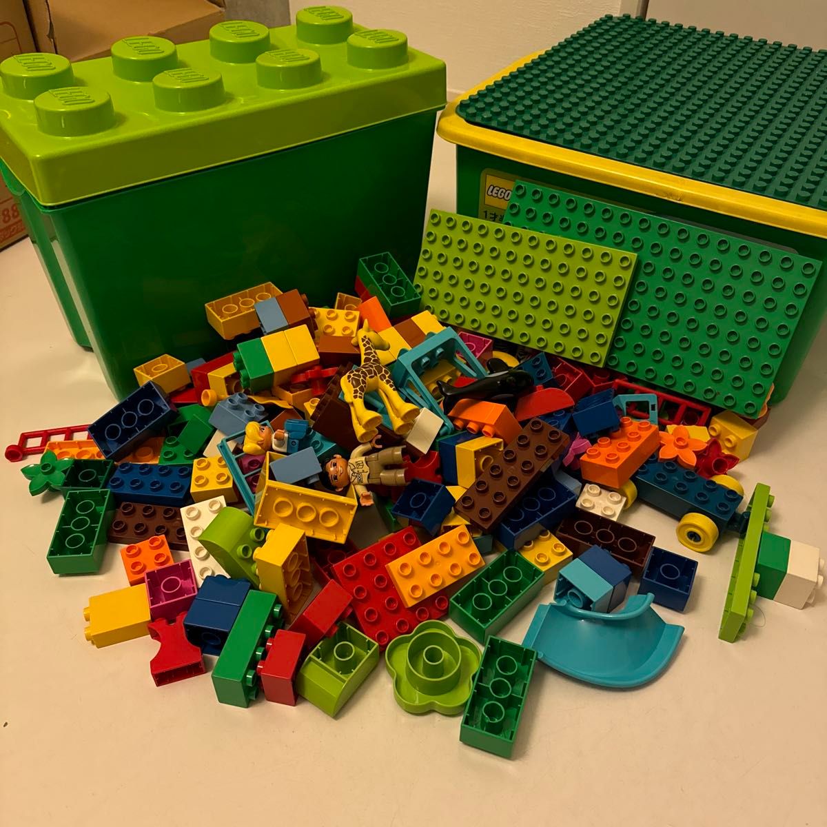 レゴ3箱+ベースプレート　レゴ基本セット「赤いバケツ」、レゴデュプロ「みどりのコンテナ」「楽しいどうぶつえん」