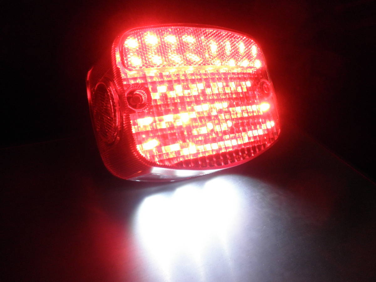 (新柄)Z400FX Z1000 650等Z系、KZ1000 650等KZ系 共通ランプ用　LEDテールランプユニット K12-BR_実装しての発光写真です。