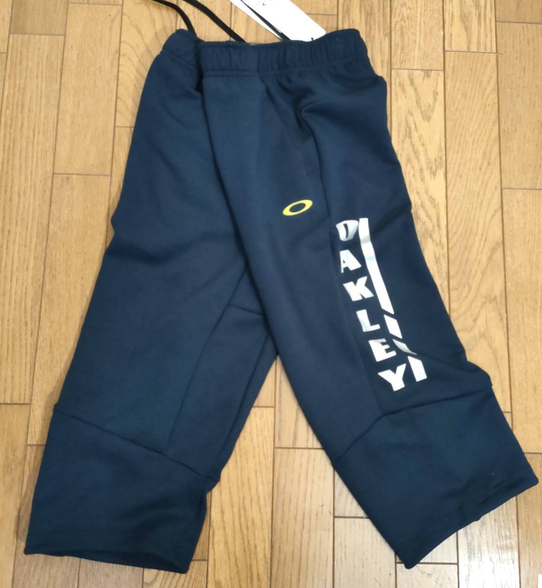 （物42）定価7,150円　新品　オークリー　クロップドパンツ　7分丈パンツ　FOA402968　紺　メンズL_画像1