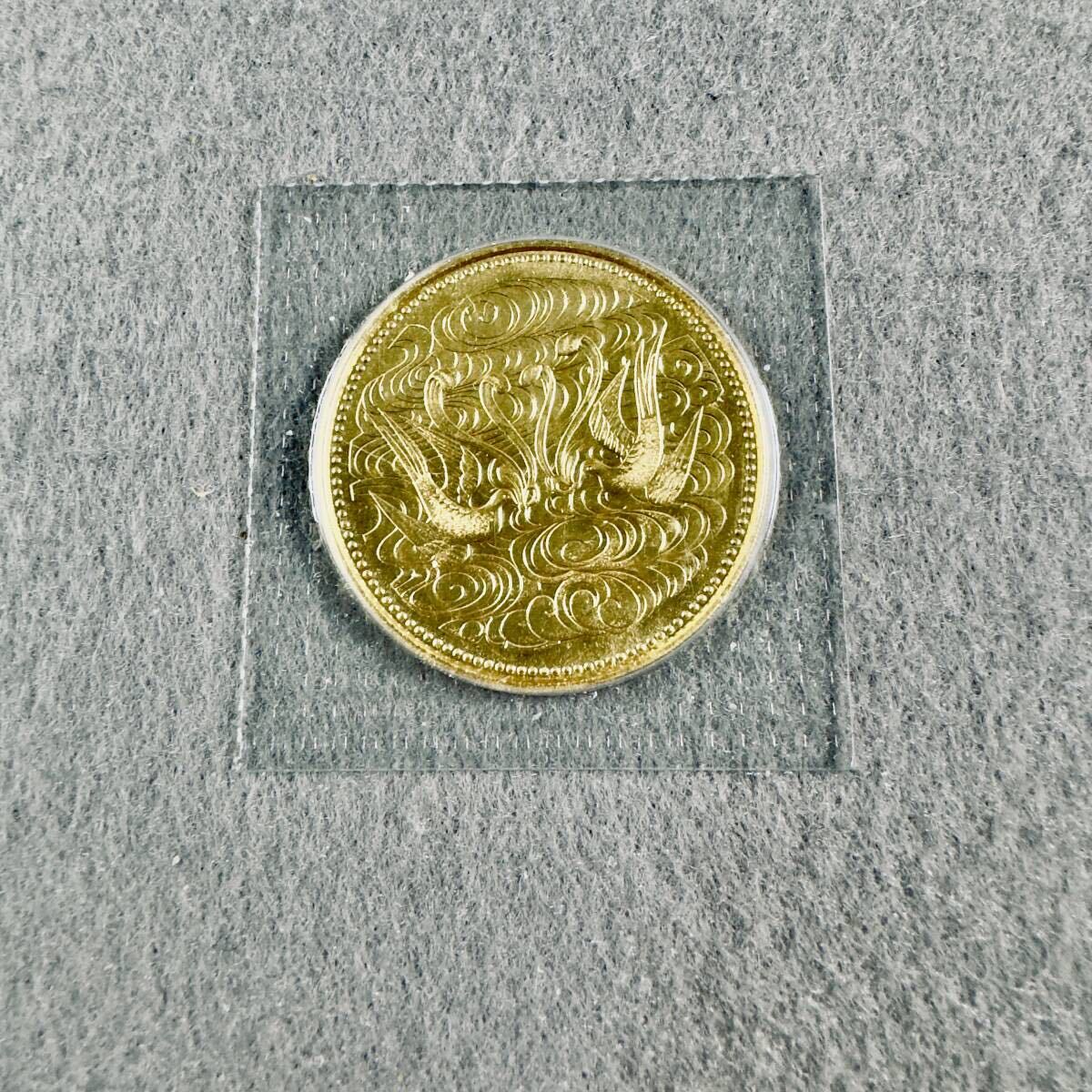天皇陛下 御在位60年記念 10万円 金貨 未開封 ブリスターパック 昭和六十一年の画像2