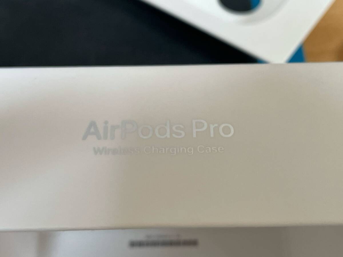 Airpods pro MWP22J/A 2020年6月購入 充電器右側接触不良 右のPodsザーザー音出たり出なかったりのジャンク品です。の画像7