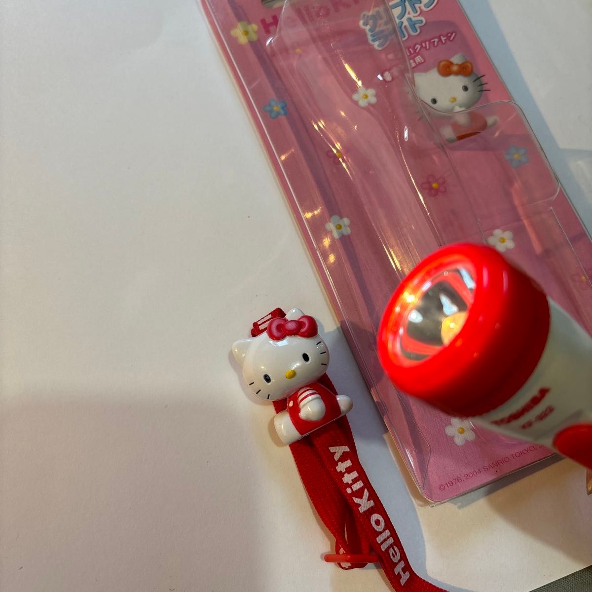 東芝　Hello Kitty クリプトンライト　赤白　ロングストラップ付　未開封→検品の為開封、単3電池2個おまけ