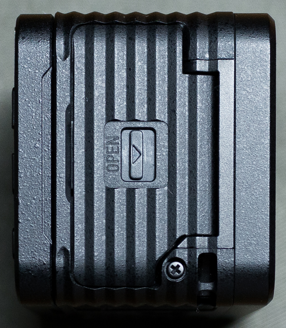 ★極美品・保証あり・送料込★ ソニー RX0 II (Sony DSC-RX0M2) 延長保証2年超残 おまけ付き_バッテリースロット部です