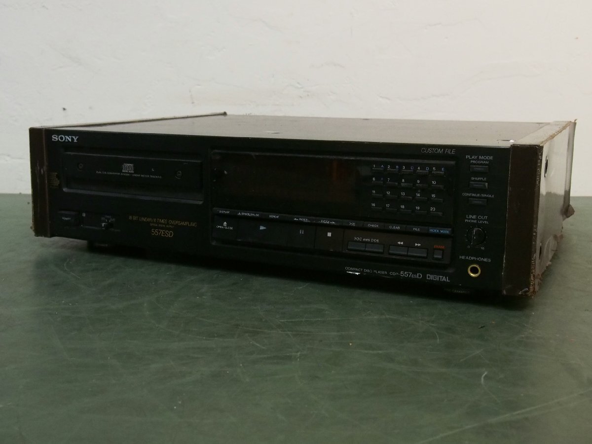 ☆【2F0515-1】 SONY ソニー CDプレーヤー CDP-557ESD COMPACT DISC PLAYER ジャンク_画像1