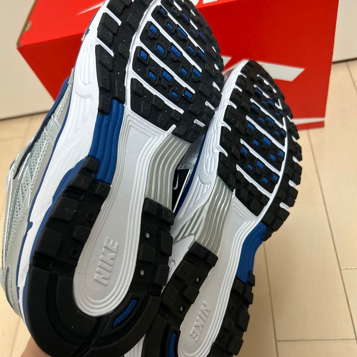 W NIKE P-6000 metalic silver royal 11.5