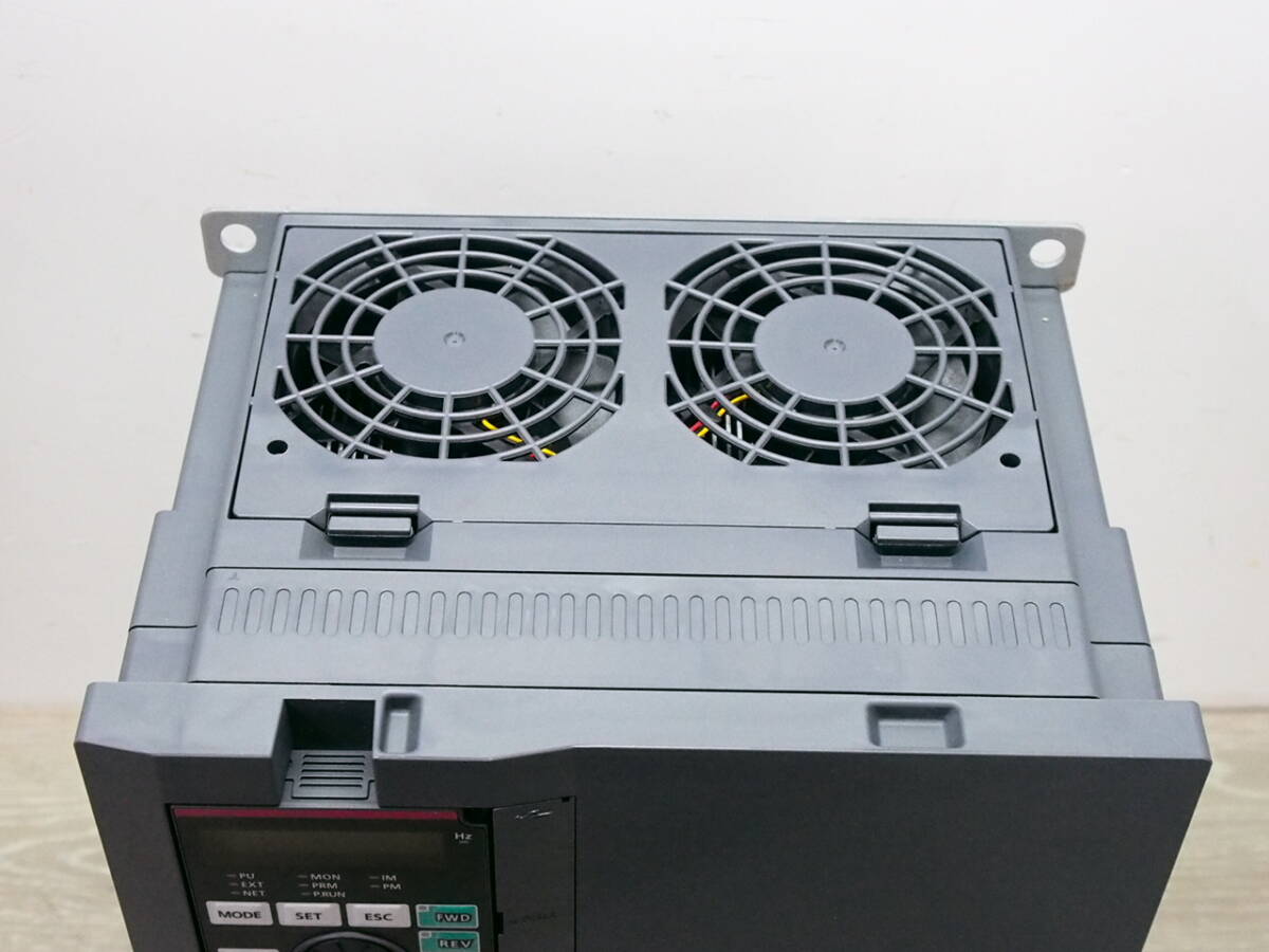 ★【2K0509-2】 未使用品 MITSUBISHI ELECTRIC 三菱電機 インバータ F800 2023-10 動作保証_画像7