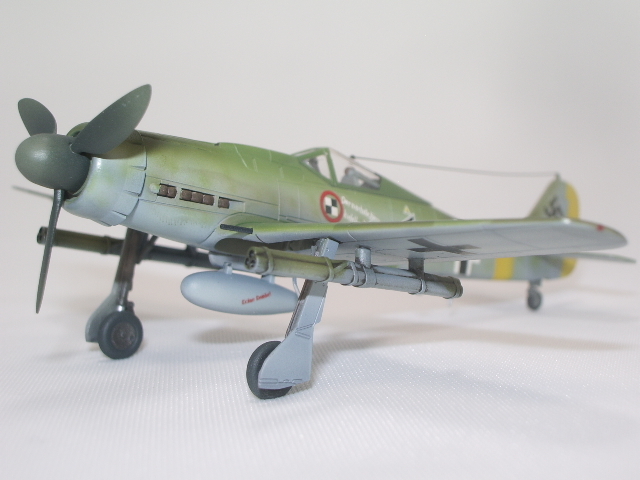 1/144 ドイツ 空軍 フォッケウルフ Fw190 D-9 ロケットランチャー 完成品_ドロップタンクにはコーションマーク