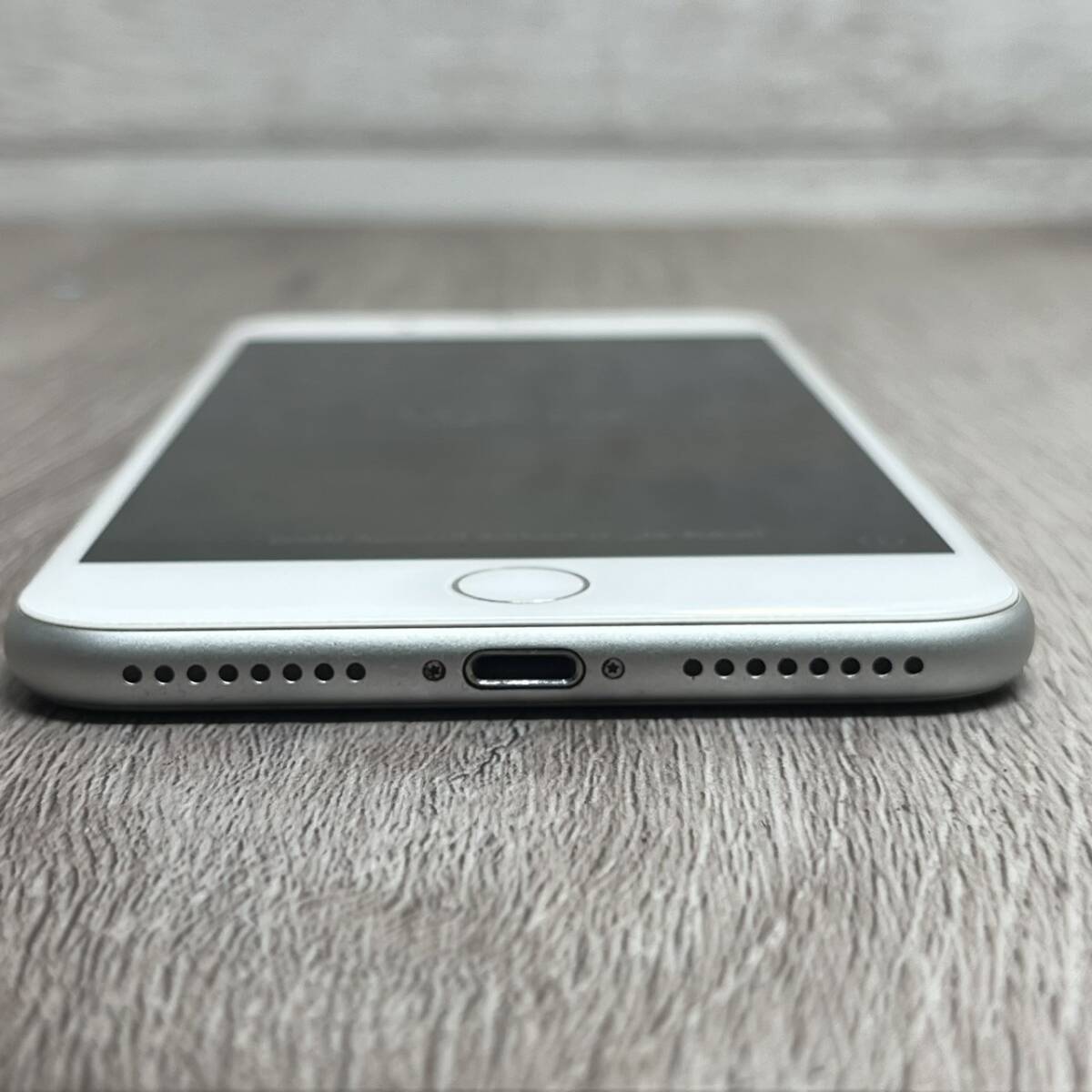 ●【YH-8946】中古現状品 Apple iPhone 8 Plus 64GB NQ9L2J/A docomo ホワイト バッテリー 81% スマホ 判定〇【レタパプラス可能】_画像10