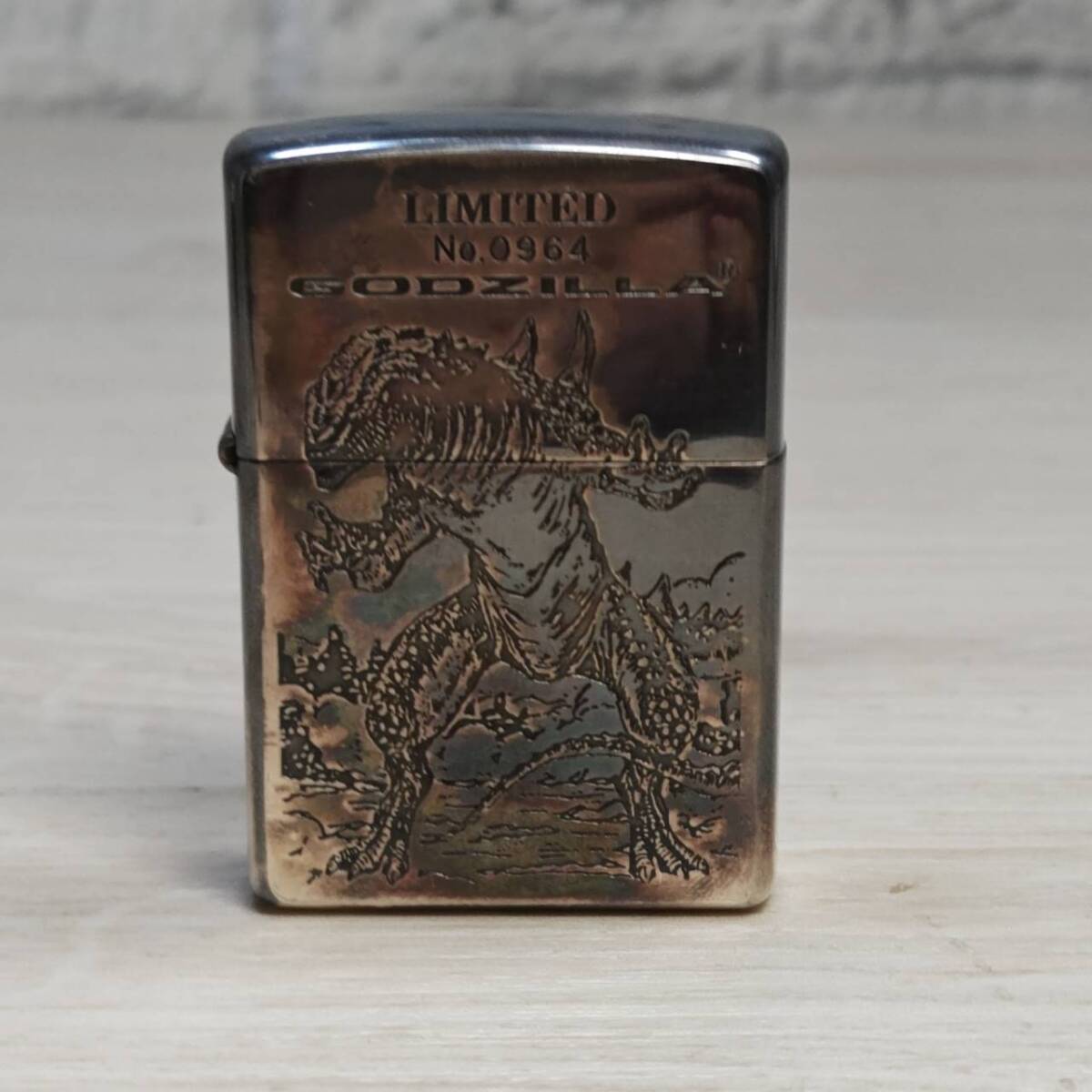 【YH-8999】中古現状品 Zippo ジッポー 1997年 GODZILLA ゴジラ 特別限定品 台座付 外箱蓋無し 火花〇_画像2