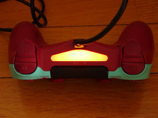 [限定色 ベリー・ブルー] SONY PlayStation4 ワイヤレスコントローラー DUALSHOCK4 CUH-ZCT2J 送料350円～_充電ランプが点灯しました