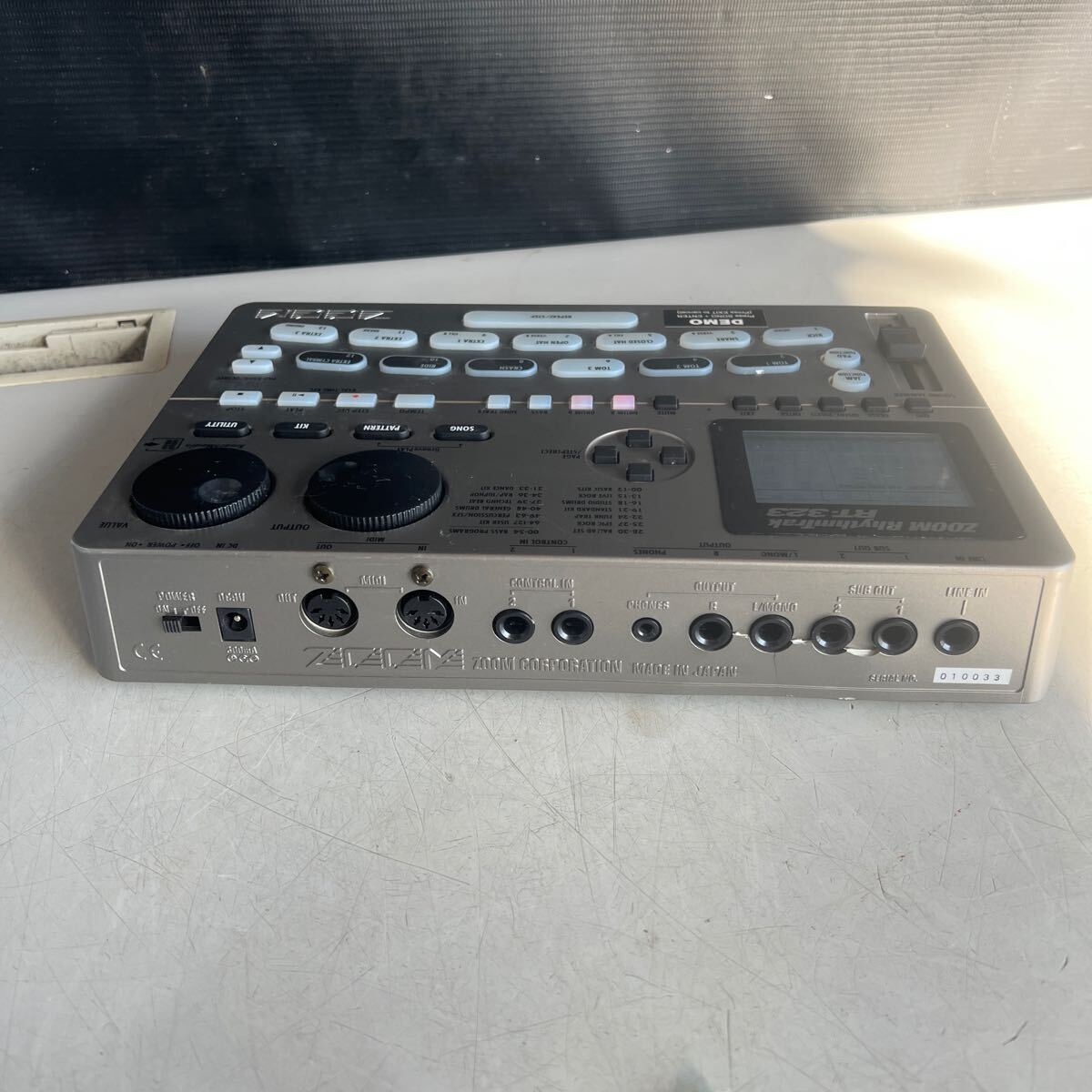 G23 60サイズ発送　中古　現状品　ZOOM RT-323 Rhythmtrak リズムトラック リズムマシン 器材 ズーム_画像5