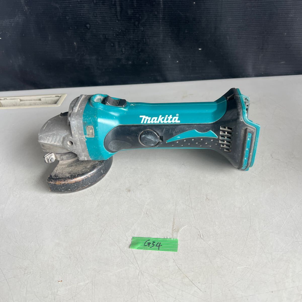 G34 60サイズ発送　中古　 ジャンク makita マキタ 100mm 充電式ディスクグラインダ GA402D_画像1