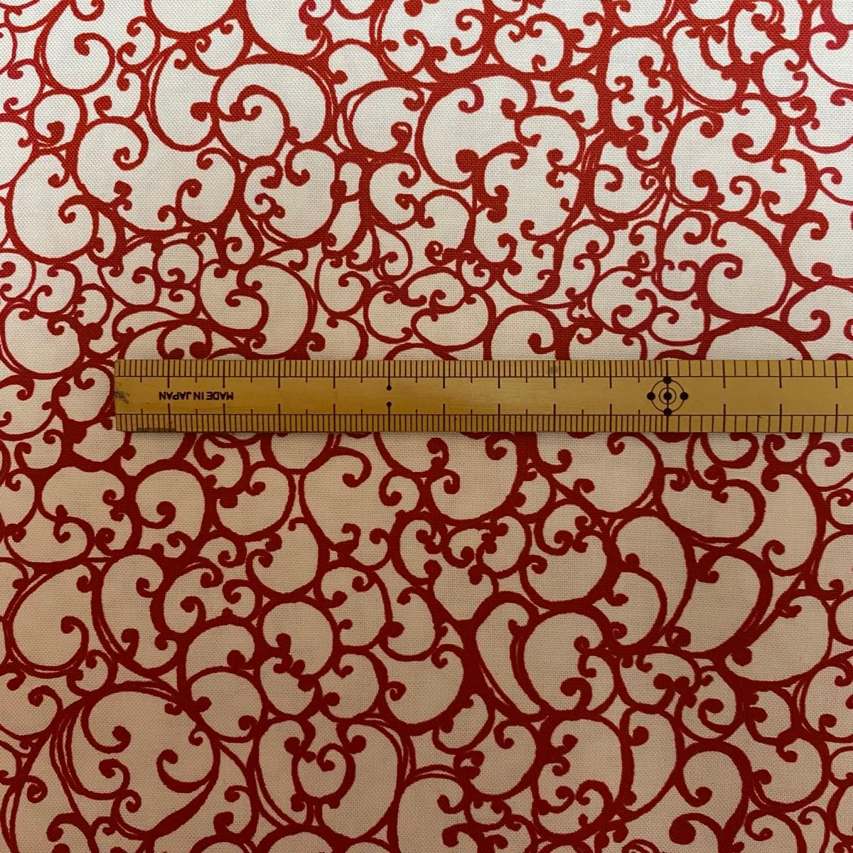 ロラライハリス生地　Scrollie赤白110×45