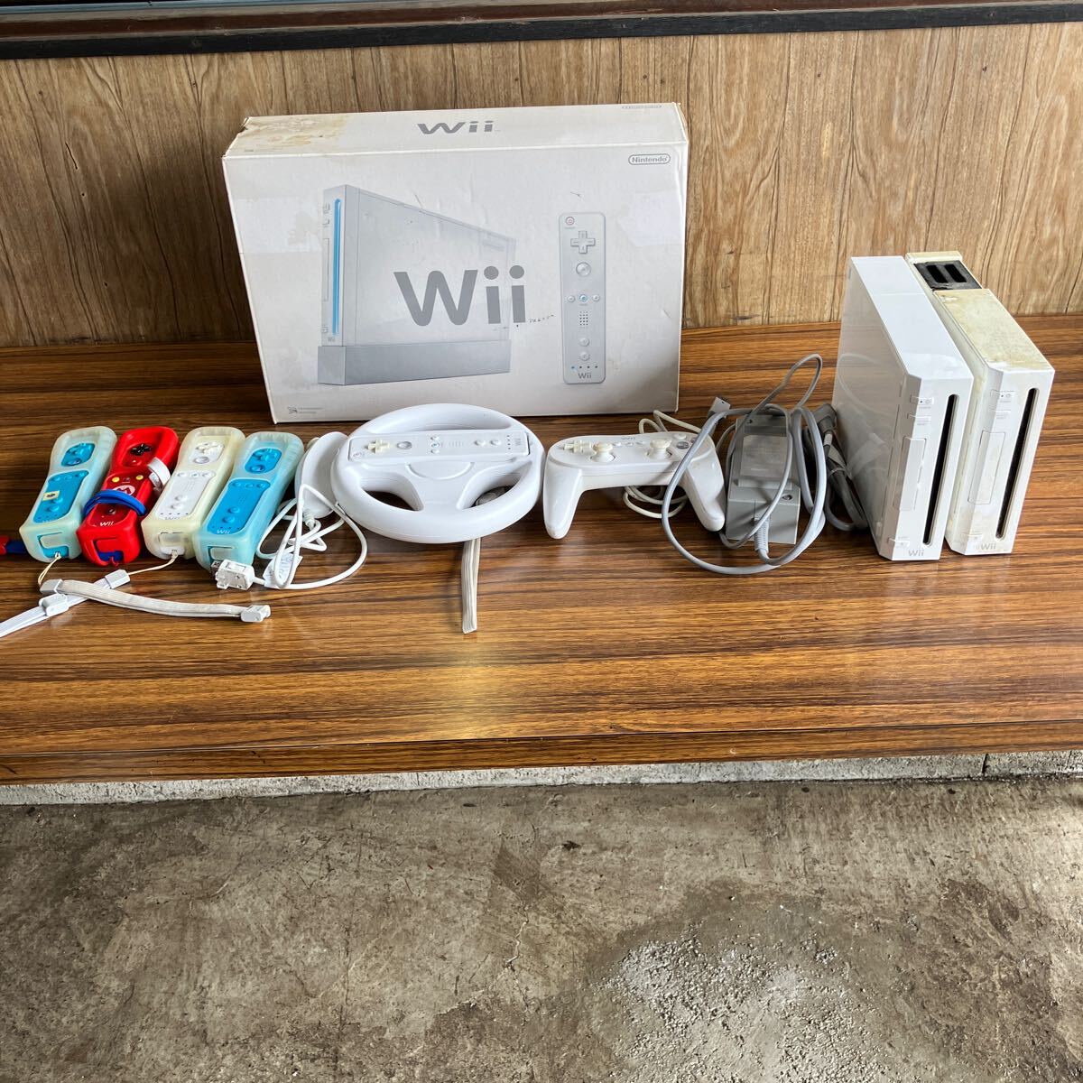 Nintendo Wiiまとめ WiiリモコンWiiUコントローラー ホワイト レッド ライトブルー RVL-036 ヌンチャク ACアダプター Wii 本体 RVL-001 の画像1