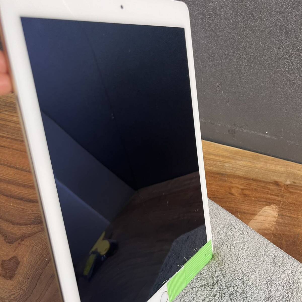 ［ジャンク品］Apple iPad Air2/32GB/SIMフリー/Wi-Fi+Cellular/ゴールド_画像4