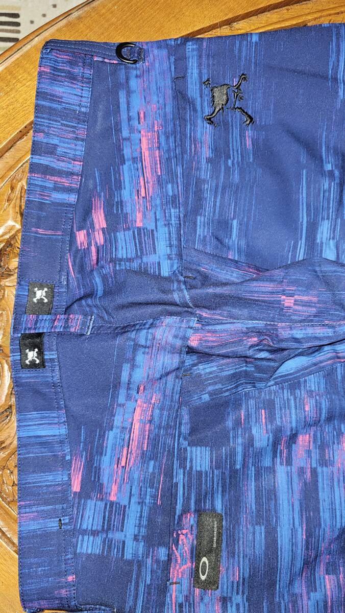 OAKLEY オークリー 紺とピンクの織柄調デザイン 美品です サイズ３４     の画像4