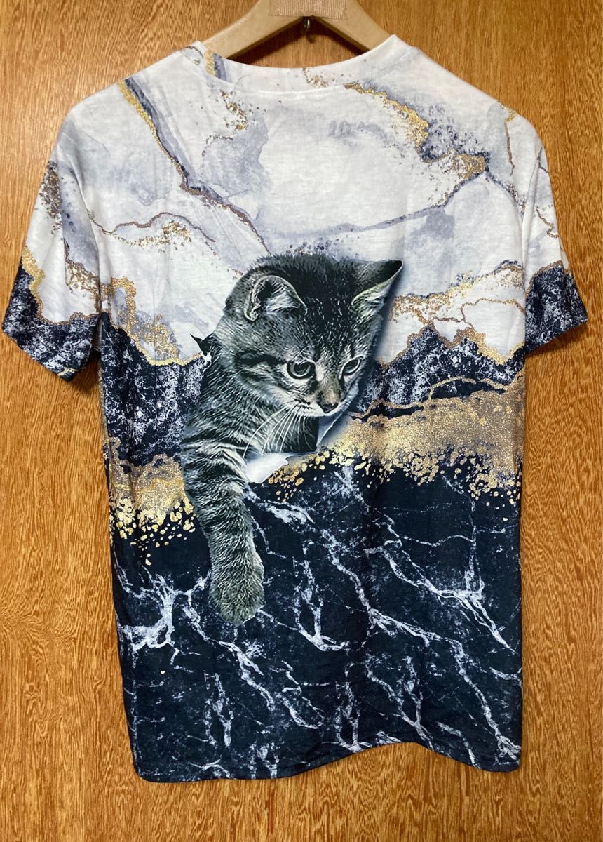 猫柄　半袖Tシャツ　飛び出す子猫