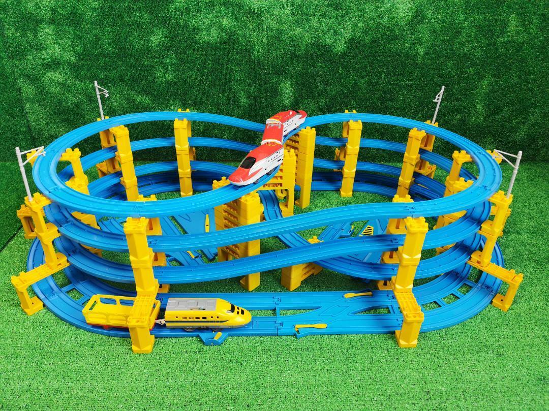 プラレール レイアウト 複線レール 4段 タワー 8の字 橋脚 架線 プラレール レイアウト 複線レール 4段 タワー 8の字 橋脚 架線