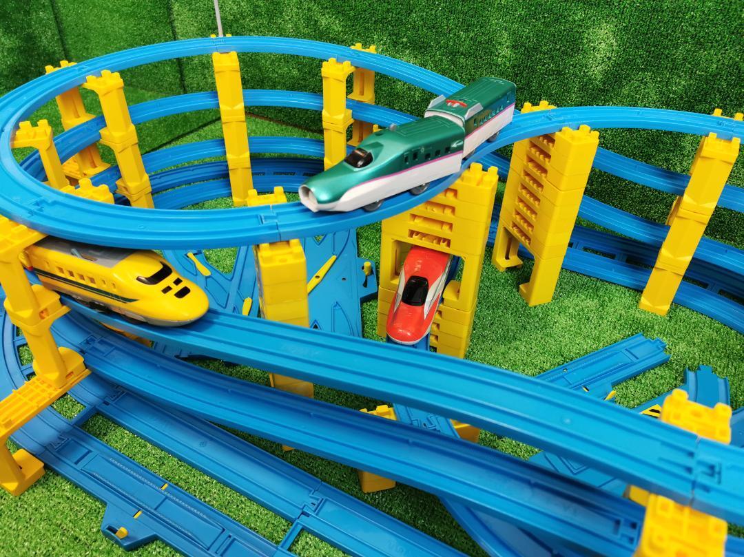 プラレール レイアウト 複線レール 4段 タワー 8の字 橋脚 架線 プラレール レイアウト 複線レール 4段 タワー 8の字 橋脚 架線
