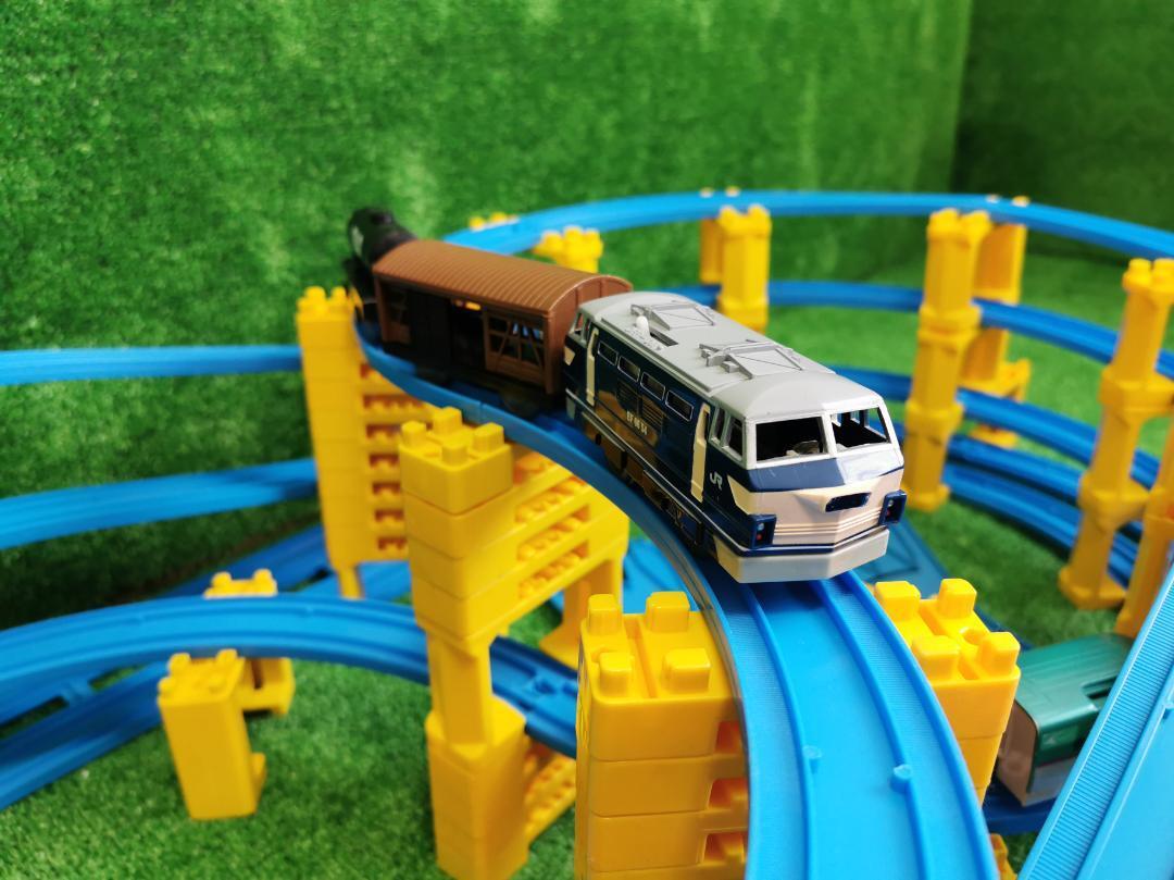 プラレール レイアウト 複線レール 4段 タワー 8の字 橋脚 車両 プラレール レイアウト 複線レール 4段 タワー 8の字 橋脚 車両