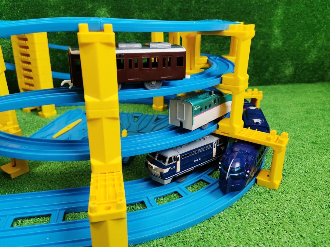 プラレール レイアウト 複線レール 4段 タワー 8の字 橋脚 車両 プラレール レイアウト 複線レール 4段 タワー 8の字 橋脚 車両