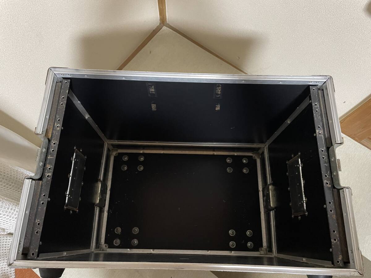Roland 7U rack case с роликами .