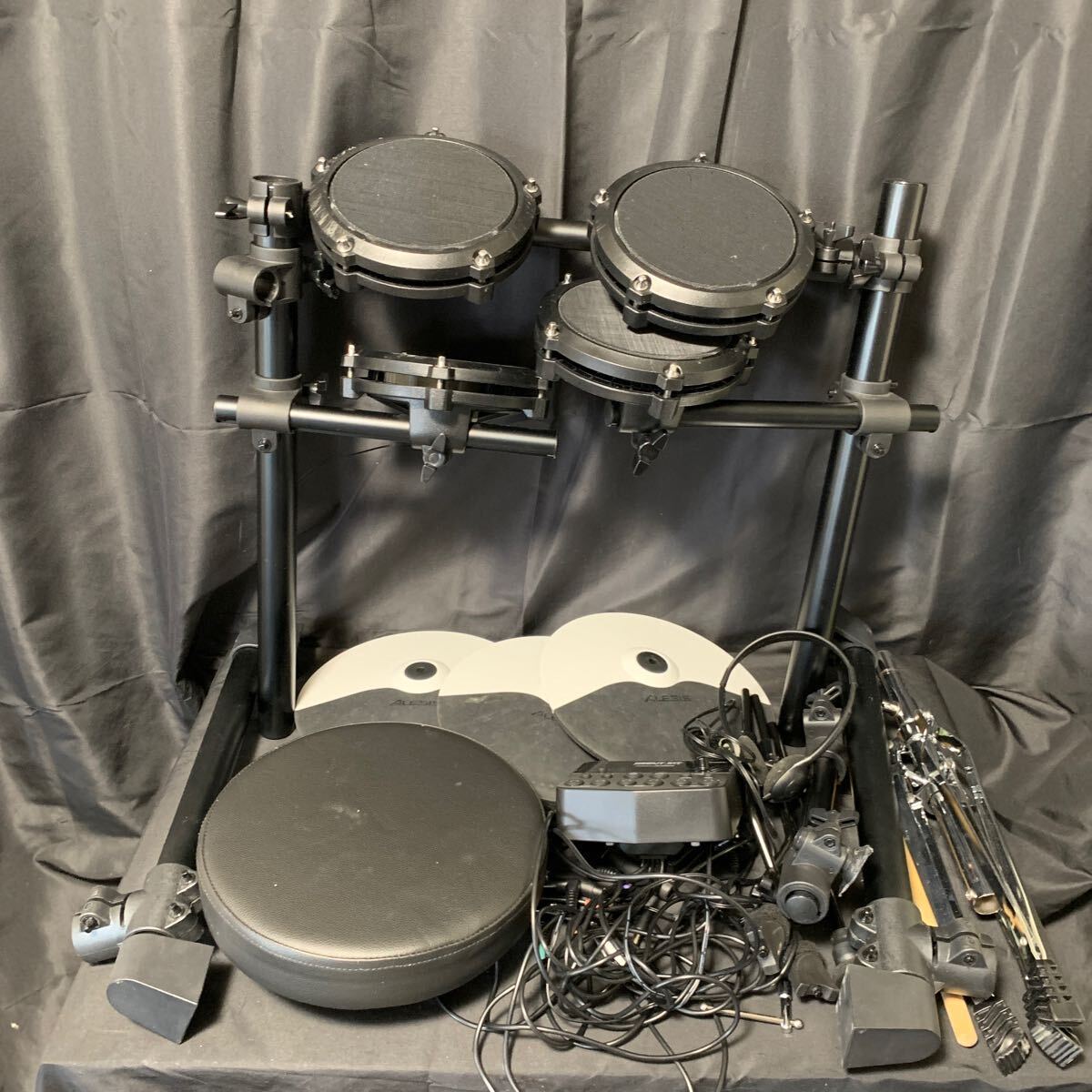 ALESIS アレシス DEBUT KIT ミニサイズ 電子ドラム 通電確認済み 電子ドラムセット 椅子 ヘッドフォン スティック 付き 楽器 打楽器 の画像1