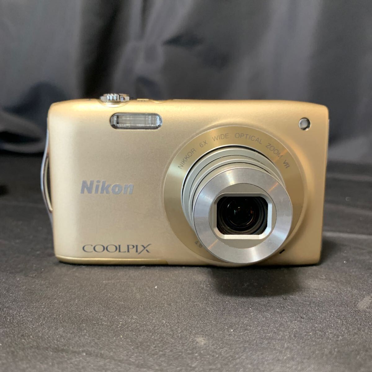 Nikon COOLPIX S3300 ゴールド コンパクトデジタルカメラ バッテリー1個 充電器 付き 動作確認済み ニコン クールピクス デジカメ_画像2