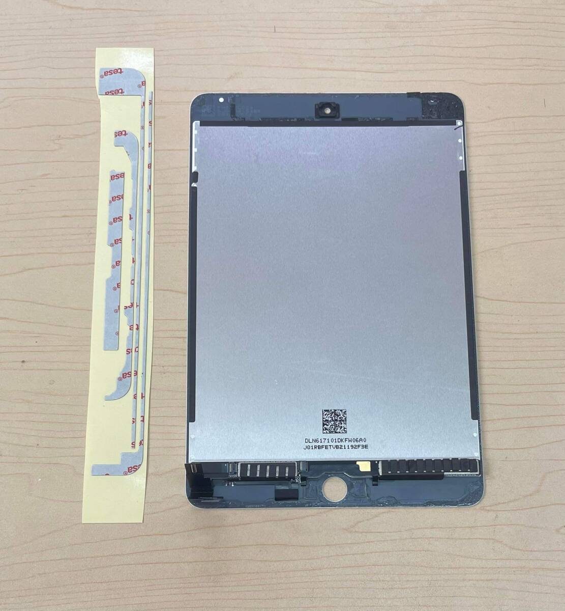 中古美品 純正品 iPad Mini 4 フロントパネル 画面 液晶 修理 交換 、画面 パネル 交換テープ 付き カラー白 ジャンク_画像3