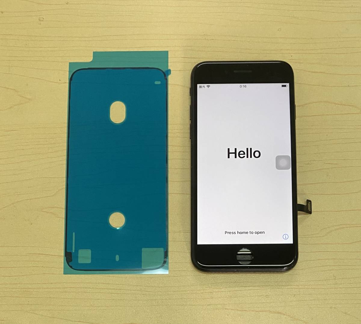 中古純正品 iPhone8、iPhone SE2 ( 2020 ) フロントパネル  タッチ スライド 操作出来ました、カラー黒、防水シール付き 、ジャンクの画像1