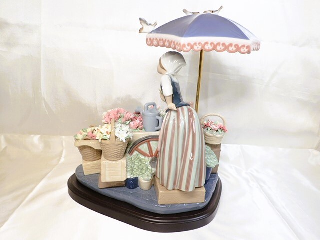 6504[TS] состояние хорошо!*LLADRO/ Lladro *figyu Lynn No.1454 [ парк в соответствии. цветок магазин san ] керамика. украшение подставка есть / девочка задний машина . цветок зонт 