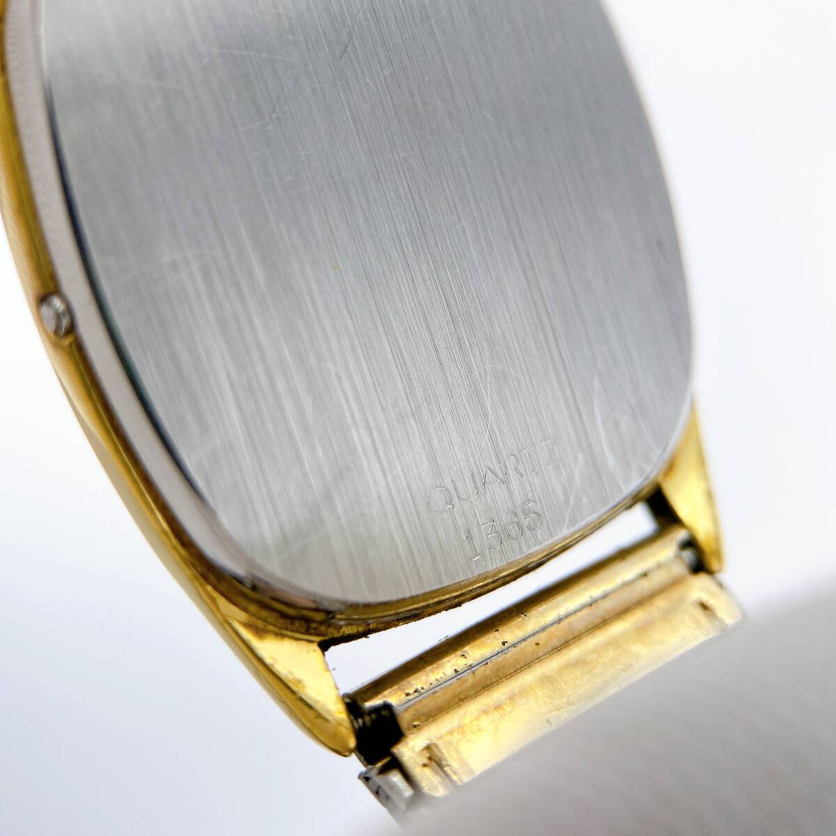 【稼働品】オメガ OMEGA デビル DEVILLE メンズ 腕時計 クオーツ QZ レアベゼル ゴールド文字盤 プッシュリューズ レクタン 1365 動作の画像6
