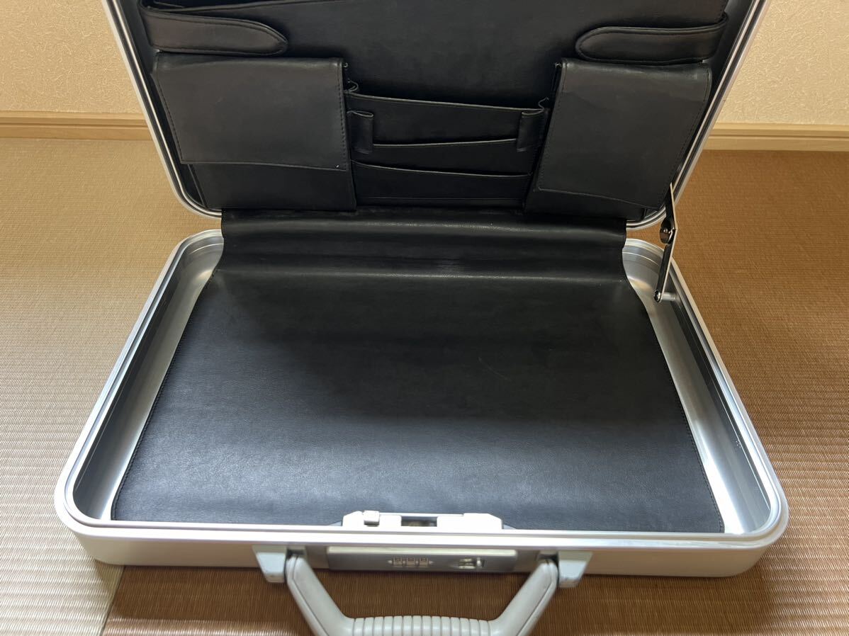 ZERO HALLIBURTON ゼロハリバートン　アルミ製　アタッシュケース　トランク　ビジネスバッグ　ダイヤルロック式　スーツケース_画像8