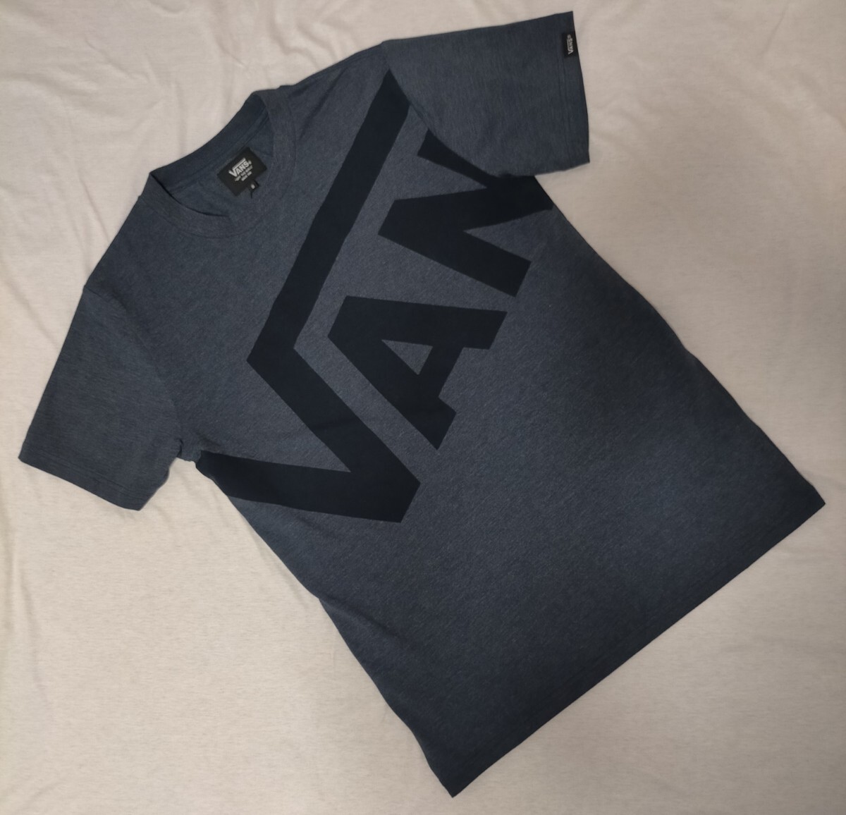 意外性の妙/シンプルにして大胆【定価6380円/市場完売モデル!新品】VANS バンズ Tシャツ カットソー ビッグロゴ 上質素材 ダークネイビー S