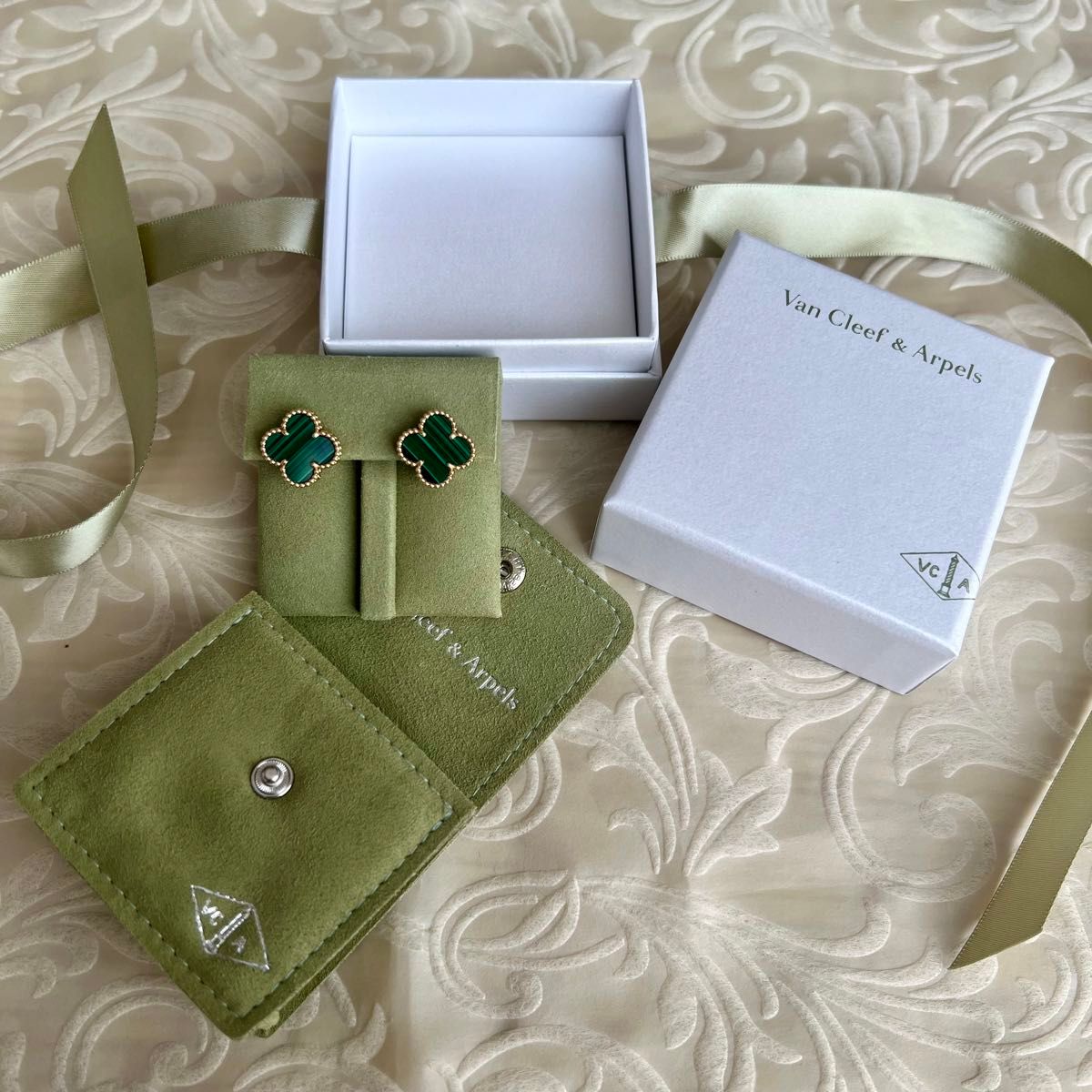Van Cleef & Arpels ヴァンクリーフ&アーペル ケース 箱 ピアス Van Cleef & Arpels ヴァンクリーフ&アーペル ケース 箱 ピアス