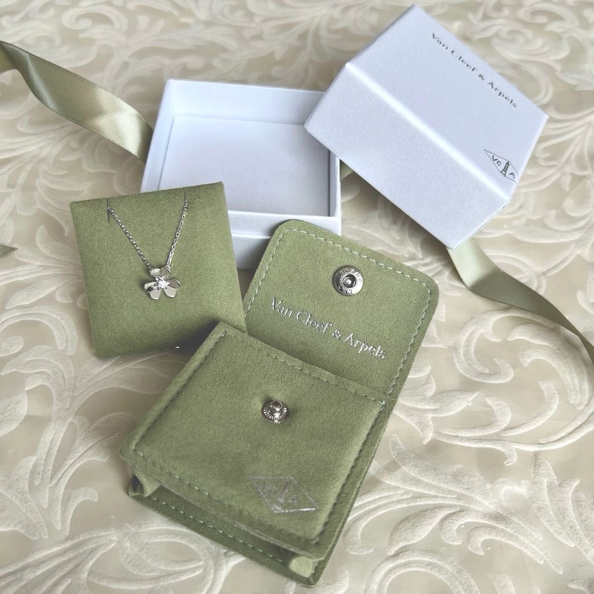 Van Cleef & Arpels ヴァンクリーフ&アーペル ケース 箱 Van Cleef & Arpels ヴァンクリーフ&アーペル ケース 箱