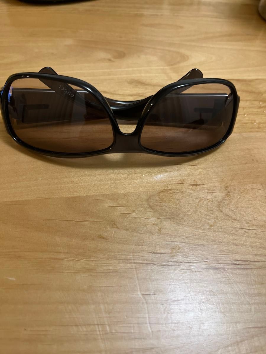 GUCCIのサングラスです。昔に新宿伊勢丹で購入したものです。ケースは傷んでますが、しまい込んでおり、数回しか使用してません。