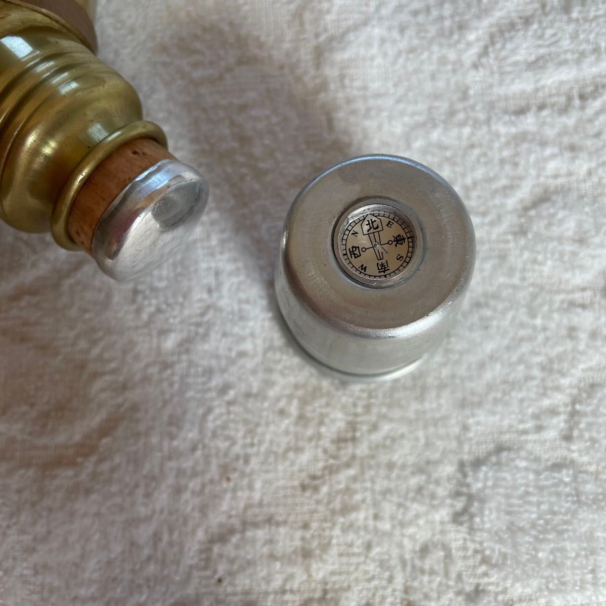 (18)昭和レトロ　方位磁石付 アルミ水筒  アンティーク　ゴールドアルマイト　訳あり未使用品