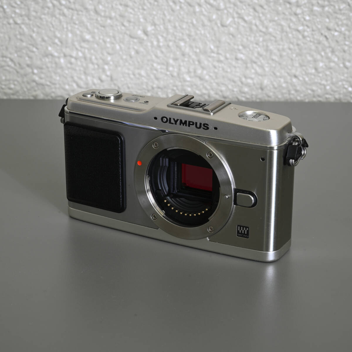 オリンパス OLYMPUS E-P1 マイクロフォーサーズ ミラーレス一眼カメラ シルバー 1円スタートの画像2