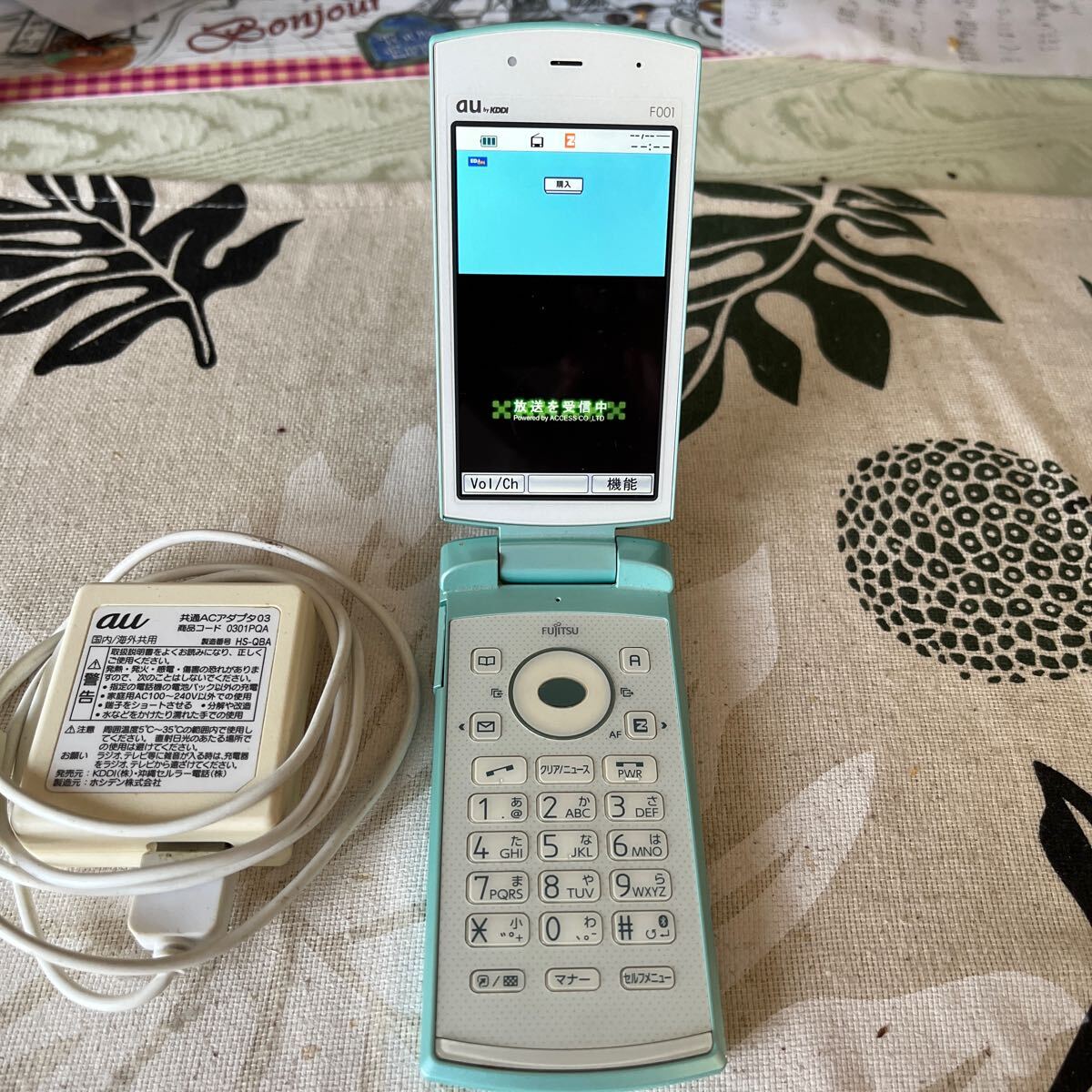 Au F001ガラケー3G携帯電話 富士通製の画像4