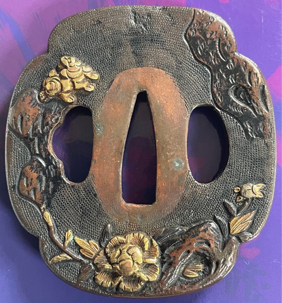 江戸期作 京都金工作 銅地お多福形鍔 菊の図 赤銅覆輪 鋤出し彫り 江戸期作 京都金工作 銅地お多福形鍔 菊の図 赤銅覆輪