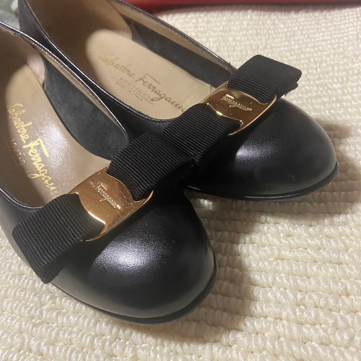 SALE！値下げ不可 良品 Salvatore Ferragamo ヴァラリボン 黒 パンプス レザー サルヴァトーレフェラガモ