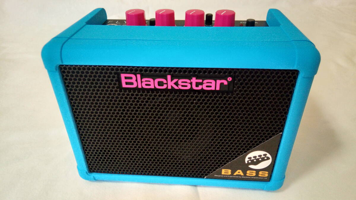 限定色　BLACKSTAR ( ブラックスター ) / FLY3 BASS NEON BLUE Mini Amp ベースアンプ 電池駆動　コンパクトタイプ ミニアンプ 　中古_画像1