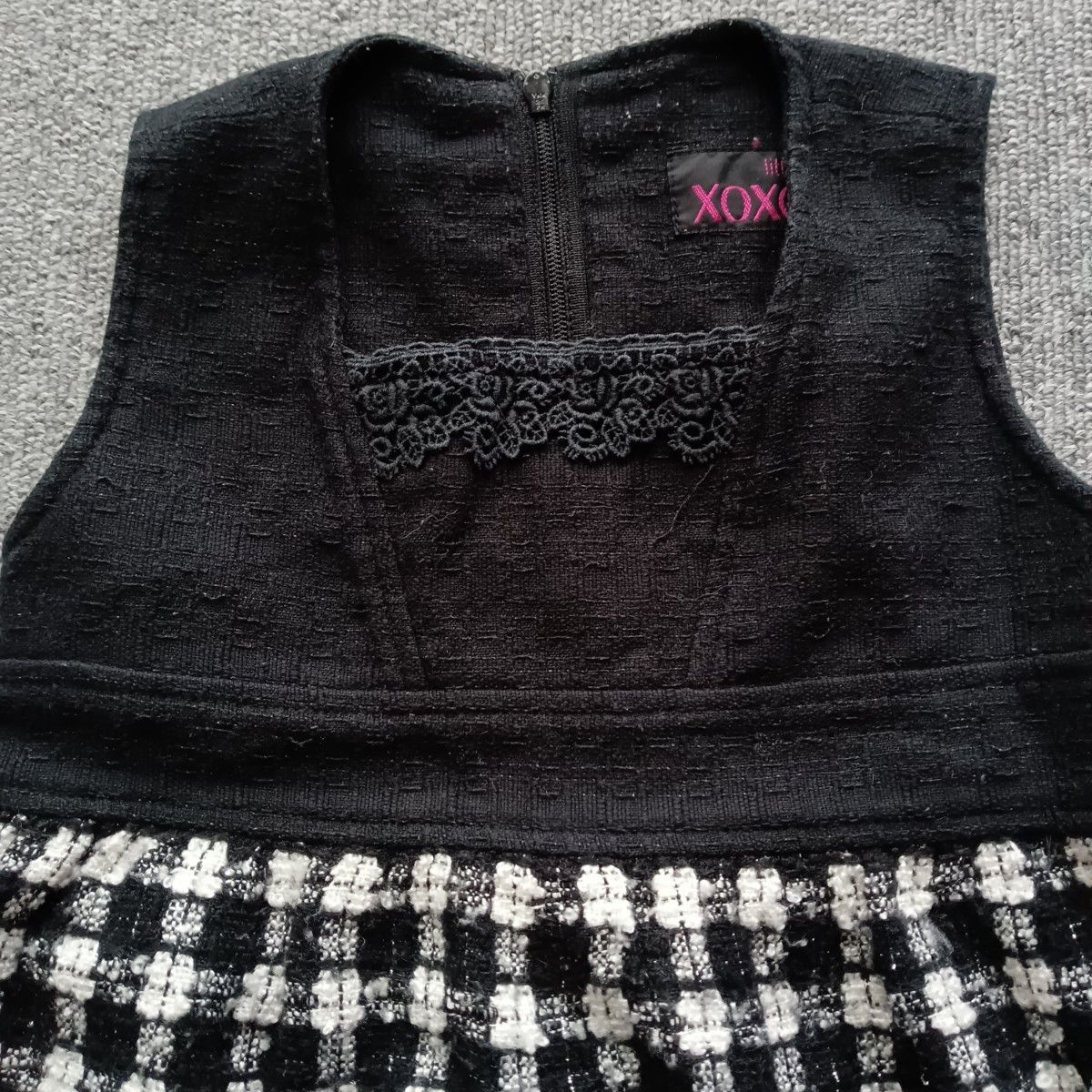 XOXOの白黒ツイードの裏地付きノースリーブワンピース　キッズ100サイズ 子供服 格子柄ブラックスカート