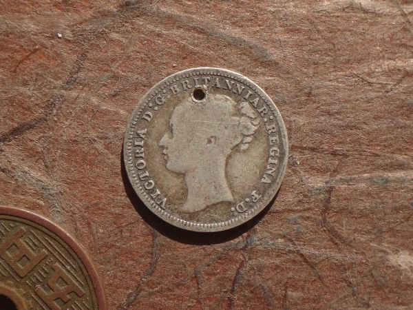 イギリス　3Pence　銀貨　1875年　KM#730　(16.3mm, 1.3g) Victoria 女王　加工穴在り_画像2
